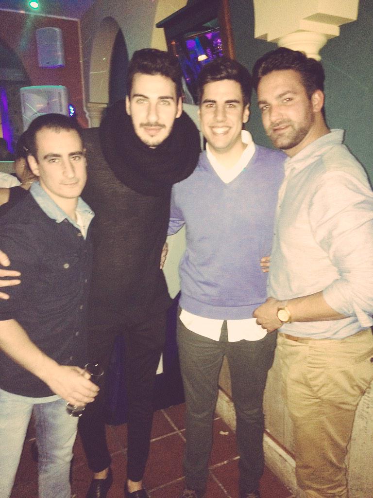 GilJosema's tweet photo. Nochebuena en familia @MaNuFCB @rafarm88 http://t.co/1i5Anhe5zM