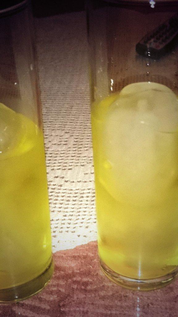 8soyyo9's tweet photo. Licorcito rico con la MAMA despues de cenar... http://t.co/UMomMdxVXY