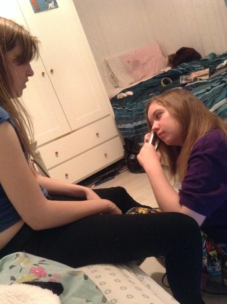 ibeethamizzi's tweet photo. This is how we spend Christmas Eve :) 1hr later and Beth's hair is nearly done! @Bethlouise2014 @tea_andbooks x 🎅 http://t.co/Pigyg6slLO