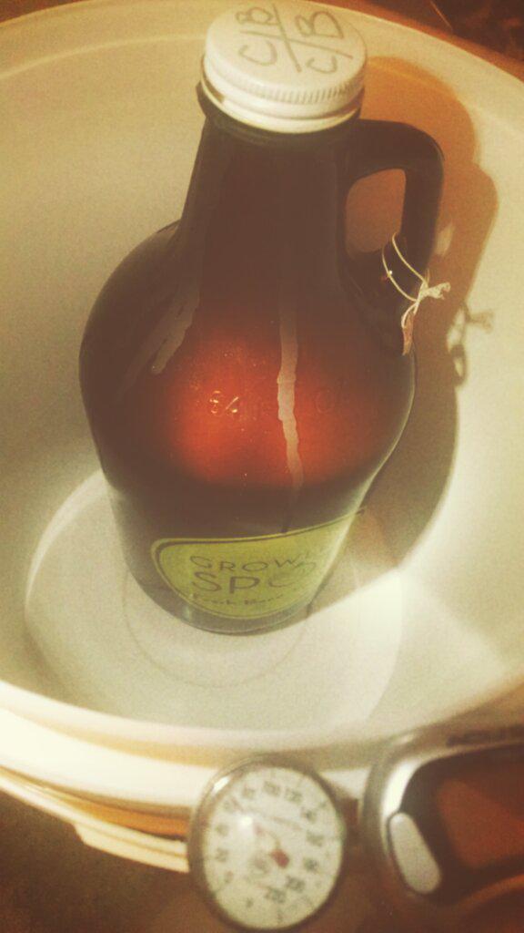 c1int404's tweet photo. Fermenting a yeast test 1/4gal batch in a @growler_spot vessel. #homebrew #loosecap #krausenooze @MaconBeer http://t.co/szlziXchuV