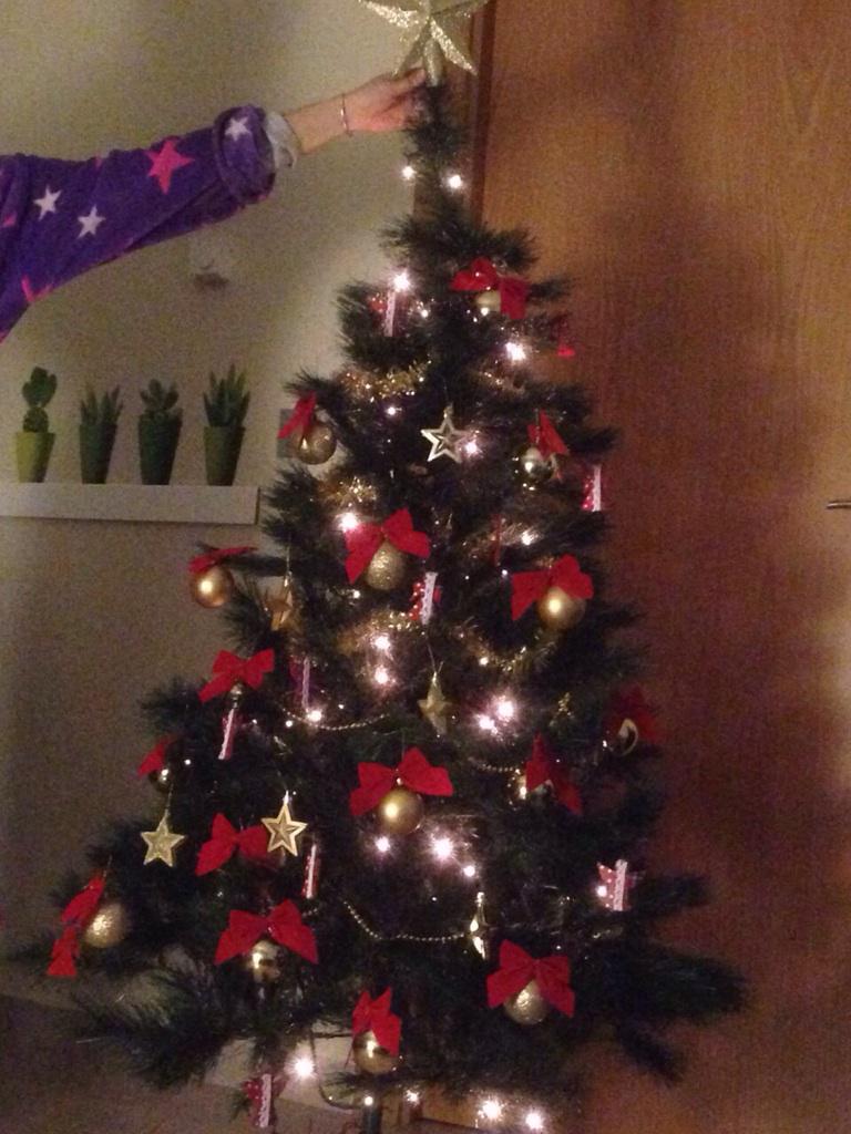 laumico's tweet photo. Y... Por fiiiin!!! Ya es NAVIDAD en casaaa!!! @alexgomezcirre 🎄🎁🎉 http://t.co/aDKRyh2OEt