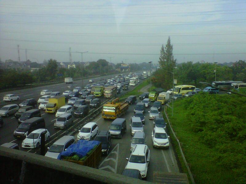 Weeeew RT <a href="/RadioElshinta/">Radio Elshinta</a>: 07.38: RT <a href="/ganjarfree/">IG @ganjarfree</a>: Lalin Puteran dr jembatan cikunir menuju bekasi/cikampek