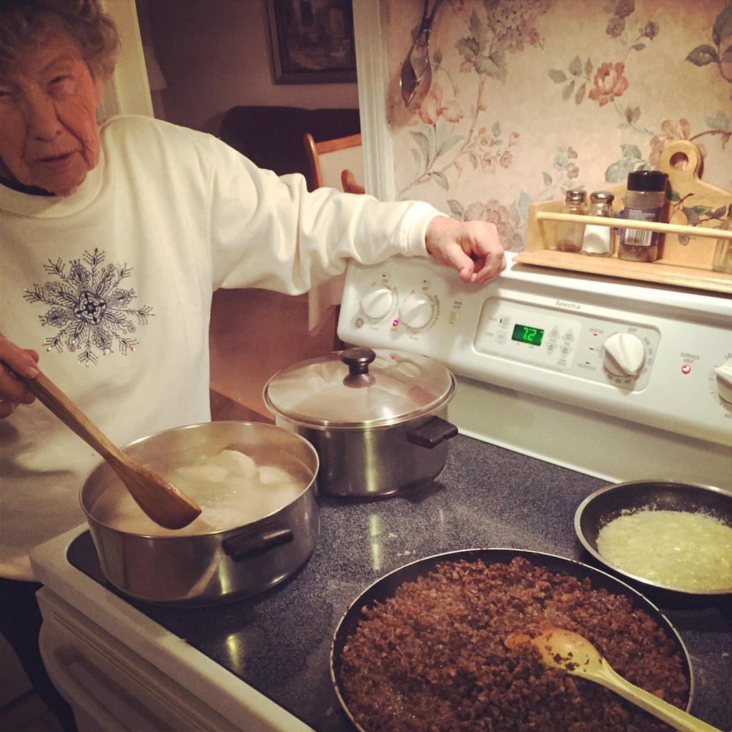 thatERguy's tweet photo. Put down the computer and stir the pierogi! #polocks #needsapierogi #traditiontradition #notintheER #88andgoingstrong http://t.co/nZsy4JriFh