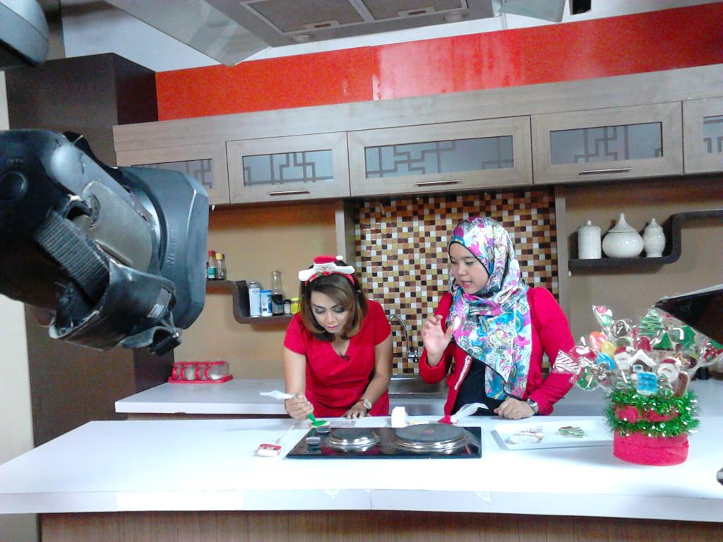 pgsoft169eoi's tweet photo. @leakecil belajar membuat cookies hias untuk semarakkan natal di @100jatimJTV  hari ini #MerryChristmas http://t.co/whjXRte6bd