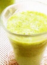 フルーティグリーンスムージー

【材料】
サラダほうれん草1束
冷凍バナナ1本
牛乳200cc
冷凍オレンジ1/2個

【作り方】
材料をミキサーに→滑らかになるまで攪拌

#ダイエット　#レシピ