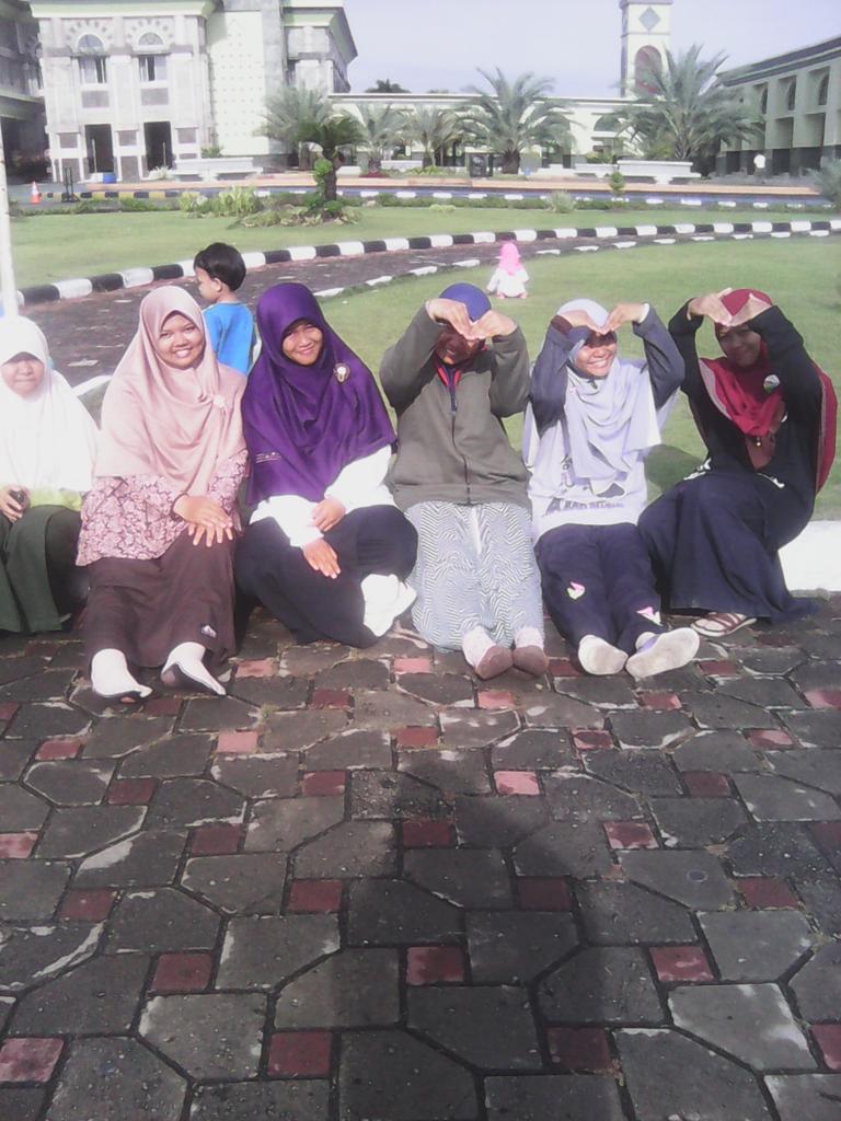i_Daimah's tweet photo. Manik-manik sentosa wa istana gonjang-ganjing.... Hihihi...
@dewipurwati89
@saadah_fumi46
@DaniKhalila
#riyadhoh http://t.co/cpuid5peln
