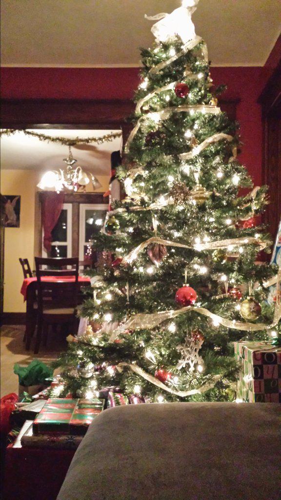 nada155's tweet photo. Merry Christmas Eve to everyone! From my house to yours. #ItsChristmas http://t.co/w7UdZ9ARGd
