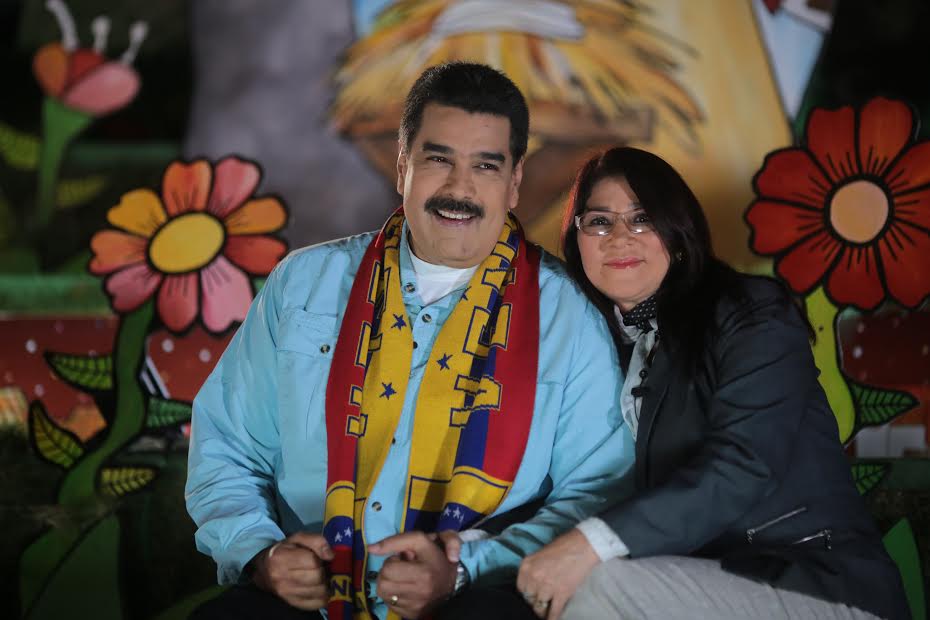VTVcanal8's tweet photo. Pdte. @NicolasMaduro invitó a trabajar en la Revolución Económica en 2015 http://t.co/TdCZwHJd8A  http://t.co/H423LvwbGB