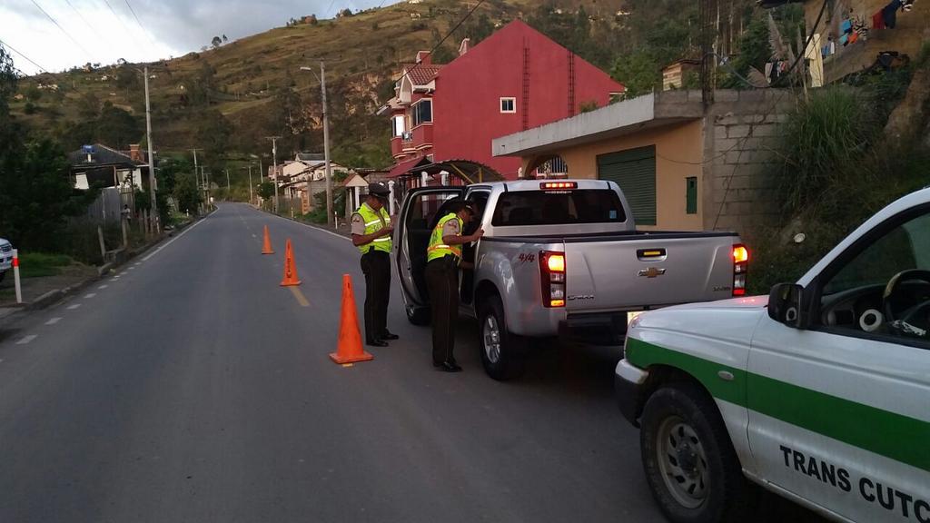PoliciaEcuador's tweet photo. Operativo. #DistPasaje controla seguridad en vías garantizando integridad de viajeros. #DNPJ http://t.co/mbWDVLTCMd