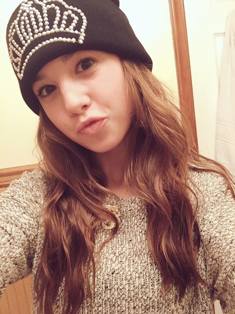 fsalvato25's tweet photo. My family knows me to well ππ#princesshat http://t.co/eoOLsrqC4U