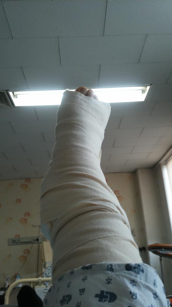 크리스마스를 병원에서...ㅠㅠㅠ몇개월 보내야 할 것 같다. 이참에 책좀 읽고..글도 쓰고 못다한 번역도...ㅎㅎ