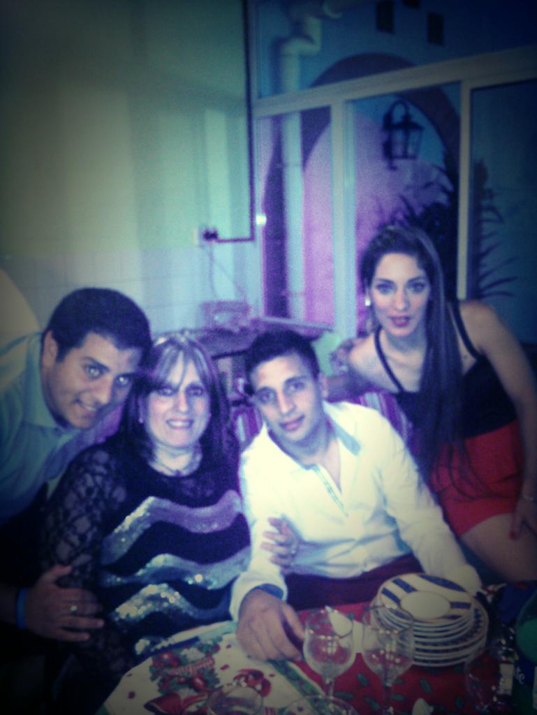 ChuchoAnsaldi's tweet photo. Madre e hijos! http://t.co/nd2A0PMxTp