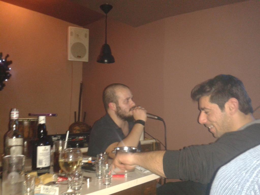 maria_mpt's tweet photo. Μετα το το live sto @rakomeladiko  karaoke sto hangover beerbar nea artaki xalkida. .... kala xristougenna.... http://t.co/cRS4WSia9Y
