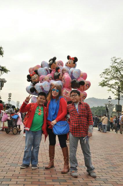 liaradinka's tweet photo. Nothing like Disneyland... #disneylandhongkong #disney #happyday http://t.co/NwPfliBNc8