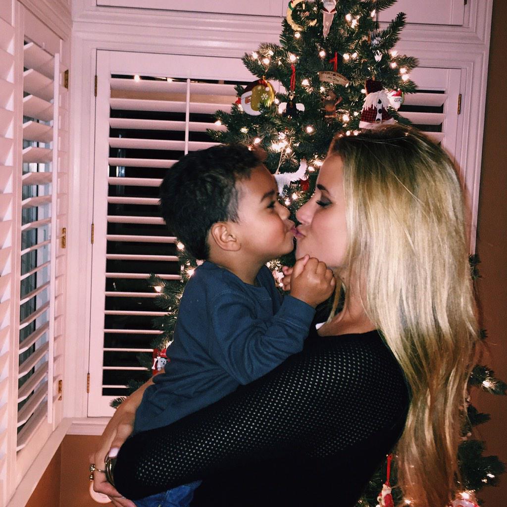 DaniellaGrace's tweet photo. Christmas kisses from my favorite little man #family #beijosss 😘🎄🎁 http://t.co/HQGMNRvbhU