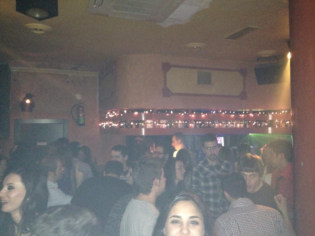 APFusti's tweet photo. Fusticaña se vuelve loca!!! Fieston en el mesón!!! #mañanaderesacon http://t.co/gdUzb4lBtF