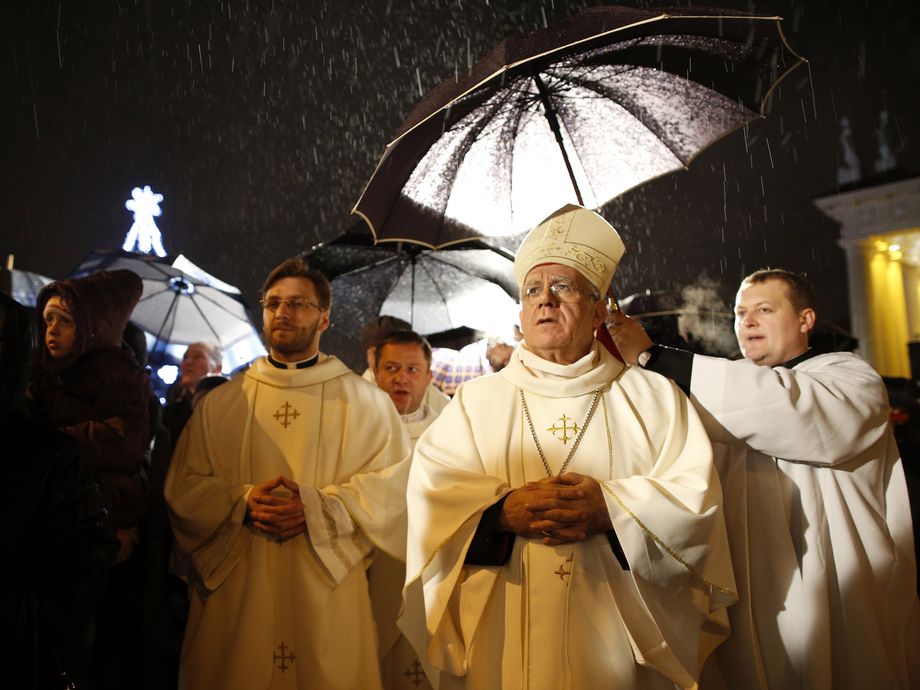 CatholicFeed's tweet image. The midnight #Mass at the Cathedral-Basilical in Vilnius, Lithuania. buff.ly/16S6wk7