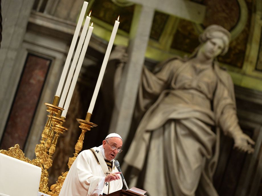 CatholicFeed's tweet image. "#PopeFrancis leads a #Christmas Eve mass at St Peter's Basilica."  #Catholic buff.ly/1GYZK95