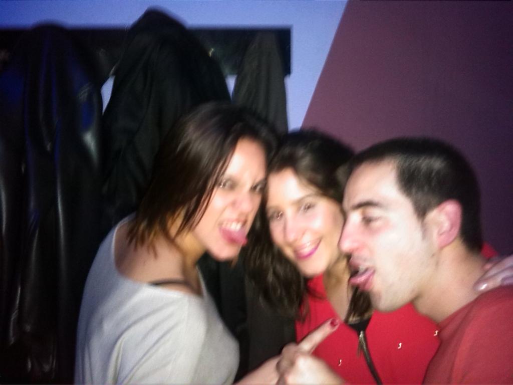 fernandocalvog's tweet photo. Hasta aquí una #Nochebuena  que ha estado bastante bien @BareaElectro @mariacaros @mcarmengr91 http://t.co/3mgvpLwQoU