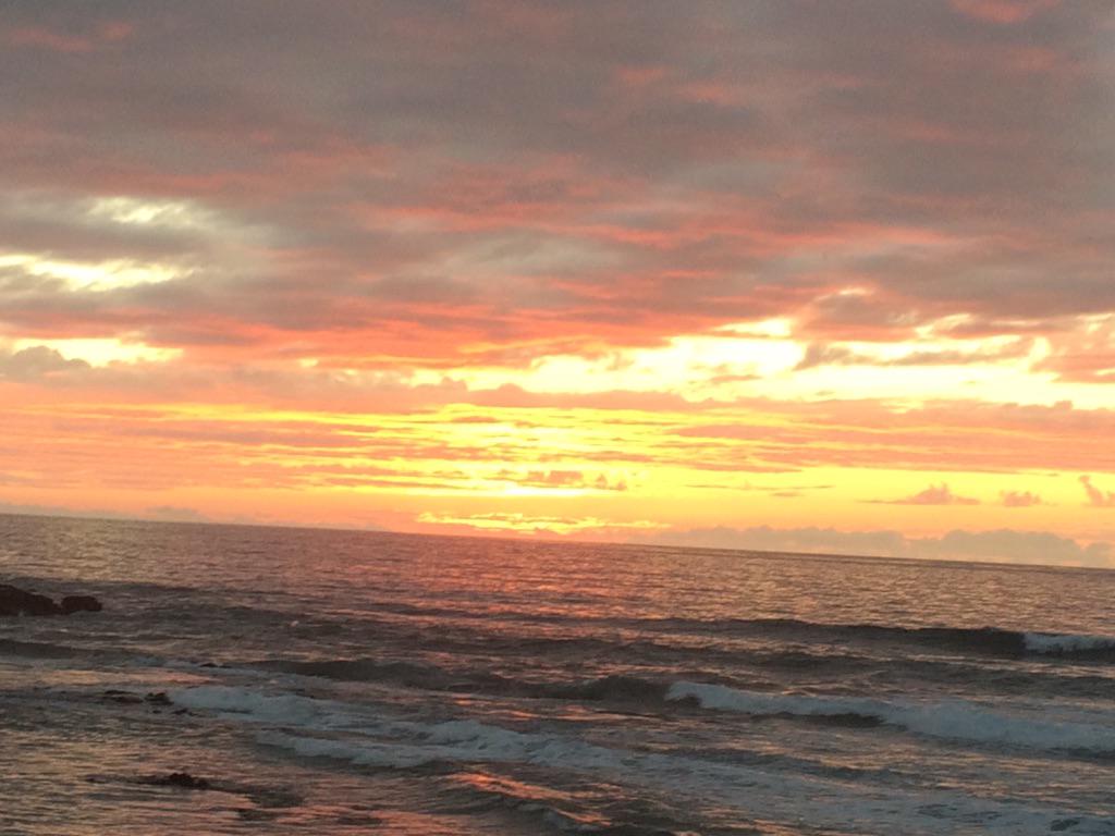 rinchan121's tweet photo. 夕日が綺麗。雲が多くて沈む様は見えませんでしたが、雲間の茜色が感動的 http://t.co/HXHrUwKUzZ