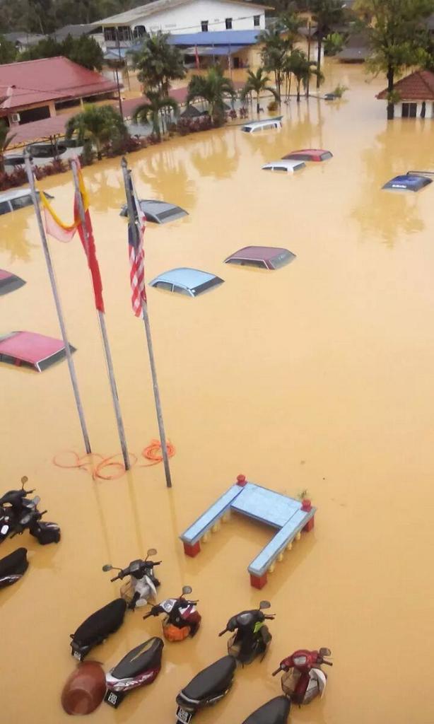 ngehkooham's tweet photo. Kota Bahru flood situations. Cars submerged. http://t.co/l5hm4C46KC