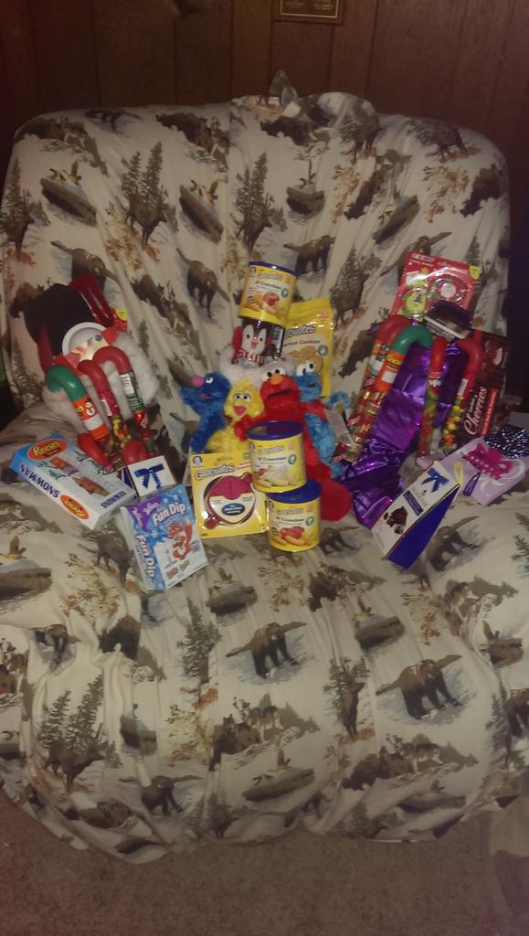 prettylaydayy03's tweet photo. Santa just came to our house :) http://t.co/WCkGndrozT