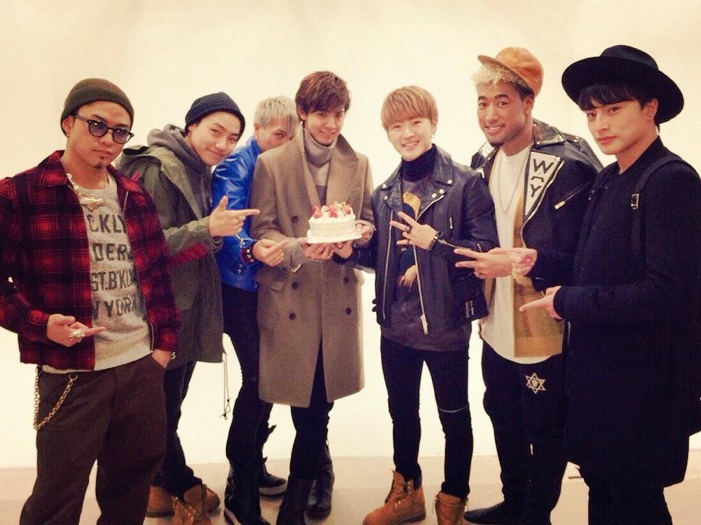 Generations公式アカウント En Twitter 今日は朝から月刊exileさんの撮影 月刊exileスタッフさんから クリスマスケーキのサプライズでした 嬉しかったです ありがとうございます みんなで記念に一枚 メリークリスマス 彡 By片寄涼太 Http T Co Yqsbitexom