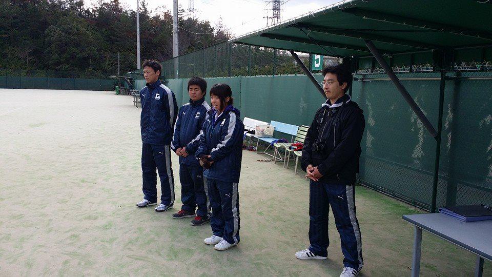 高校ソフトテニス部年末トレーニング合宿3日間の日程を終了し、全員筋肉痛で死にそうな状況の集合写真です。 みんな、お疲れ様。学生トレーナーもお疲れ様!