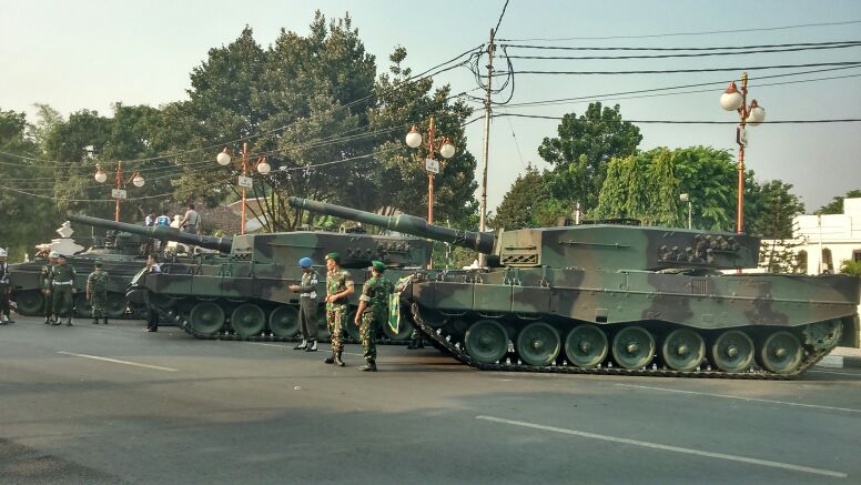 bonankbrandal's tweet photo. ambles bli min jalane? RT @AboutCirebonID: #Memories2014 Tank Leopard mampir ke Cirebon. Ayoo siapa yang pernah naik? http://t.co/KwApsMRBHR