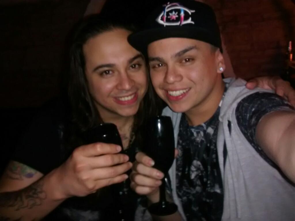 miltonsmok's tweet photo. Felicidades a todos! Ya medio puestos Jajaja! Q disfruten! Con mi bro @sebamendozaok http://t.co/4IKPz0J2ww