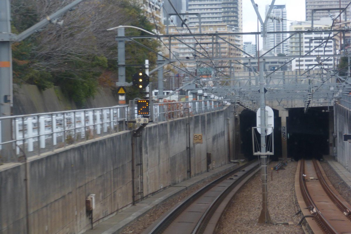 JR難波手前の中継信号機についてる進路予告機。多進路用はJR西では