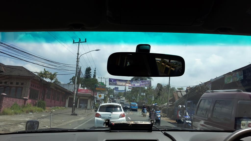 den_zul's tweet photo. Gadog arah cipanas lancar @TMCPoldaMetro http://t.co/WIdFpvfFxR