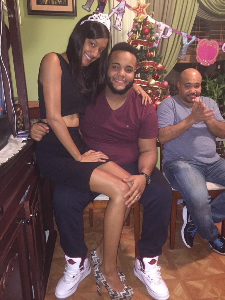 Rosalinaax3's tweet photo. My cousin &amp; i #LoveHim #MamiLongLegs #ILoveHim ❤️❤️❤️ http://t.co/YzACkX4TMB