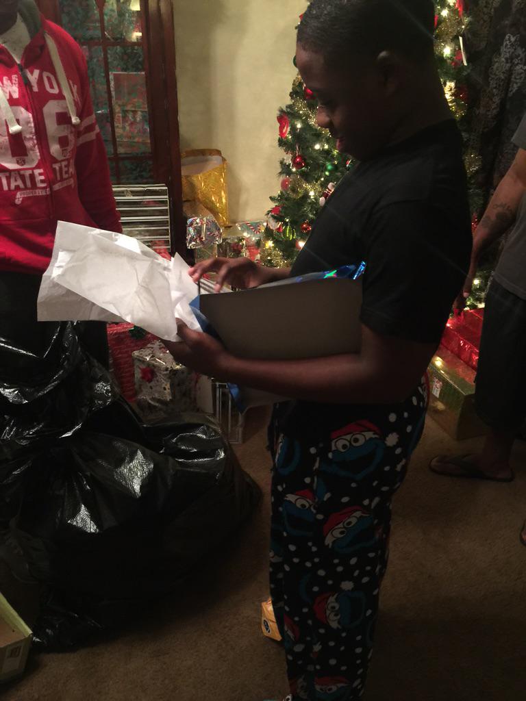 SwishMahoney34's tweet photo. My nephew got a job application for Christmas 😂😂 http://t.co/L6iR4SDBmP