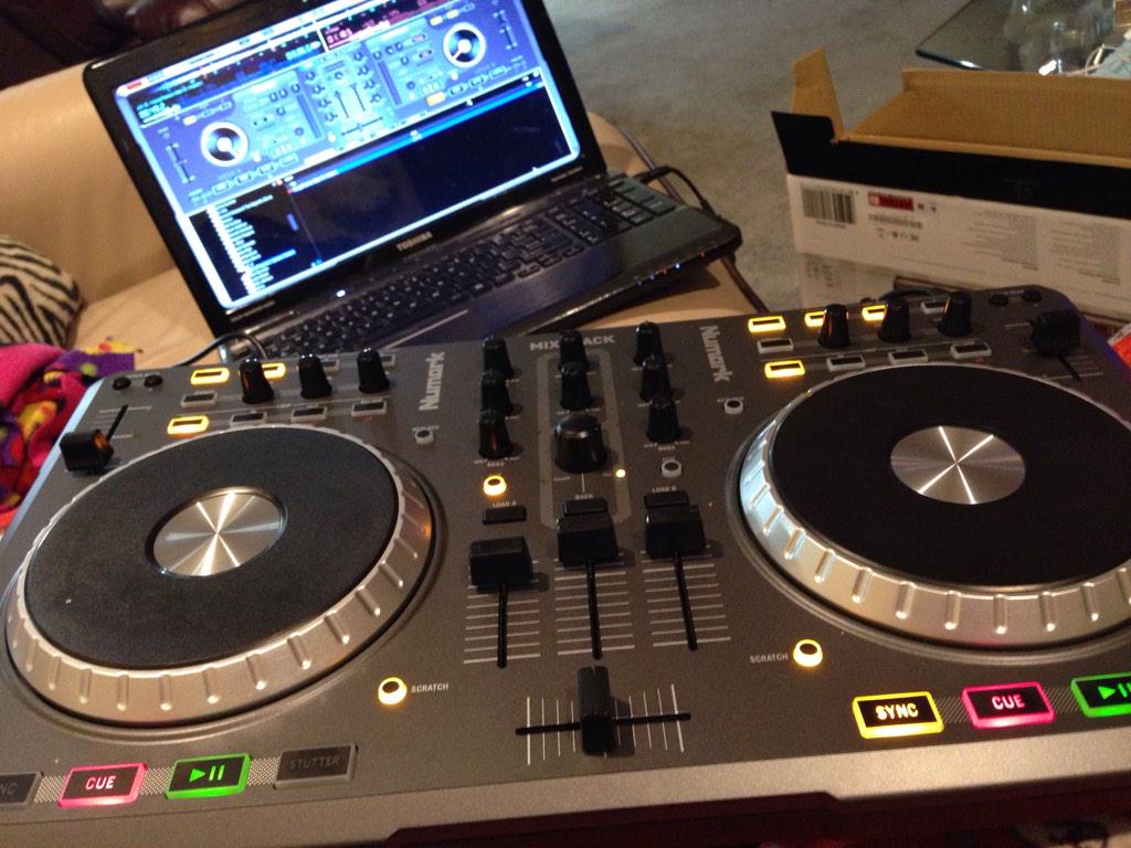 DaveenerWeiner6's tweet photo. my dad knows me too well😈👊 Merry Christmas Eve😎😝 #schoolboyD #DJDaveena 🔥🔥🔥🔥 http://t.co/BVXf9fFkOe