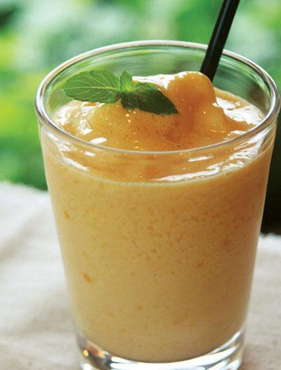 ★マンゴースムージー

マンゴー（完熟）1個
レモン汁小さじ1
砂糖大さじ1
水100cc

①マンゴーは皮と種を取りざくざく切って冷凍しておく
②材料全部をミキサーに入れて滑らかになるまで混ぜたら完成☆
#ダイエット