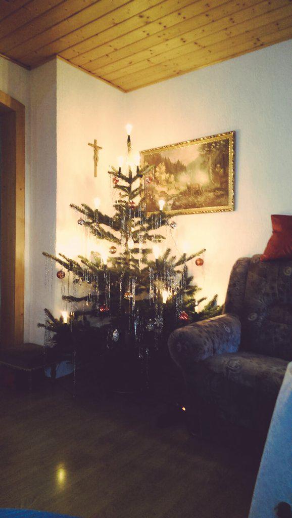 jasif9795's tweet photo. So muss ein Weihnachtsbaum aussehen.....oder? :) http://t.co/Xtky0qbBCG