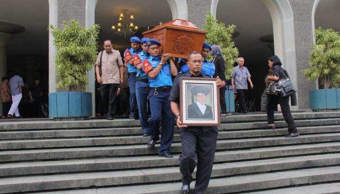 UGMYogyakarta's tweet photo. #beritaUGM Pakar Entomologi UGM Soeprapto Mangoendiharjo Berpulang http://t.co/TD225X0QYL http://t.co/uOgmIjM9mz