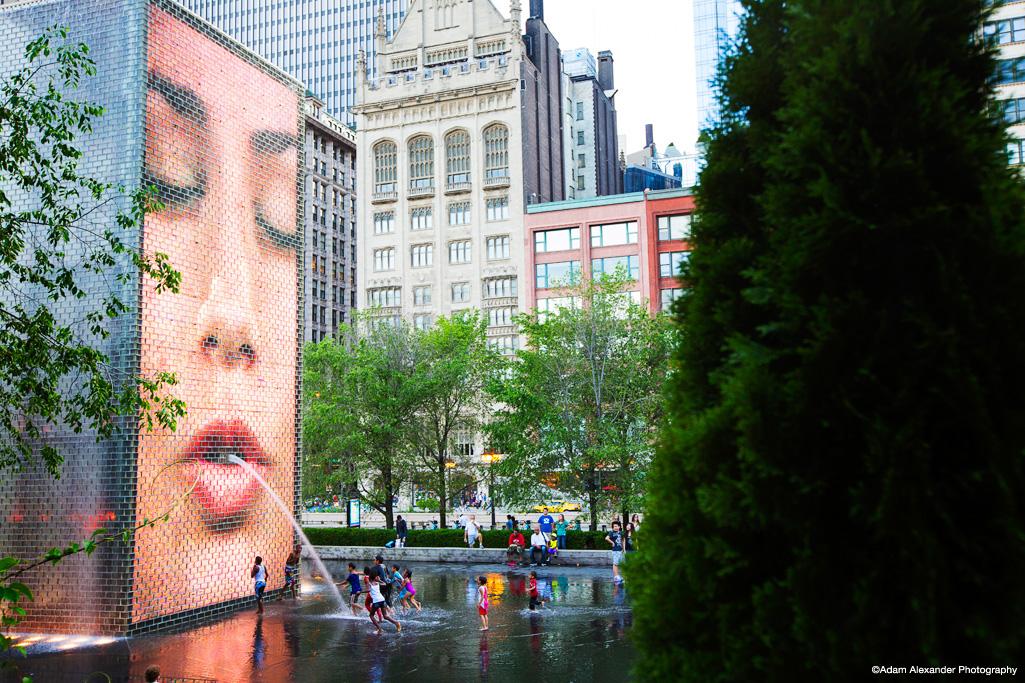 ChooseChicagoJp's tweet photo. 【シカゴの絶景スポット紹介：クラウン・ファウンテン】ミレニアム・パークにあるパブリックアート。約1000人分のシカゴ市民の顔が大きな画面に映るユニークな噴水です。
#シカゴ絶景キャンペーン http://t.co/K5mwzkkg54 http://t.co/gyVUVfoqfx