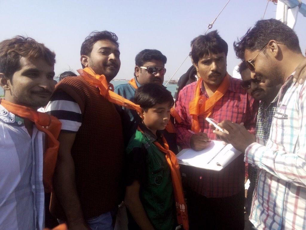 Devbhumidwarka's tweet photo. On #GoodGovernanceDay online membership done at bet dwarka ferry station @bjp_mem http://t.co/CIZ9D2PiJ1