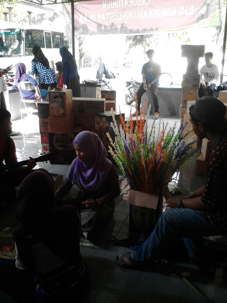 AMPOKkab_bekasi's tweet photo. Ini salah satunya bangmpok, Panitia Kalimalang Festival 2015 sedang prepare untuk event sore ini! Cc:@EnjoyKalimalang http://t.co/8C5vCX3CuU