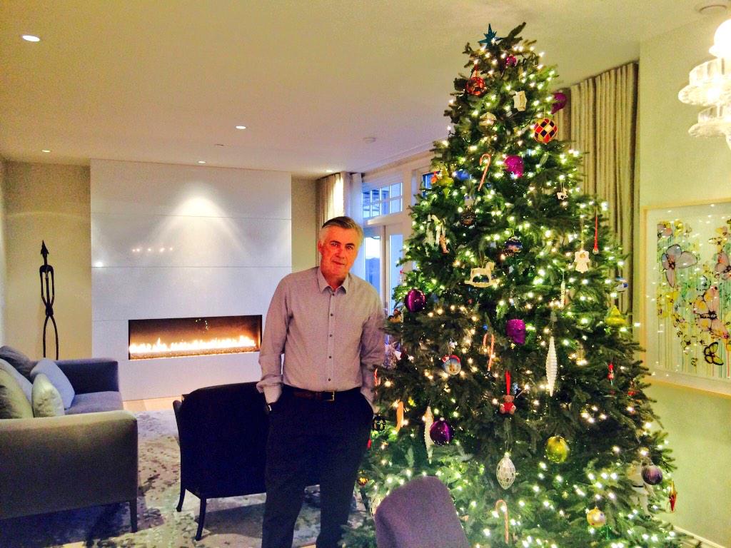 Albero Di Natale Ancelotti.Carlo Ancelotti On Twitter Merry Christmas For You All Feliz Navidad Para Todos Buon Natale A Tutti Http T Co I6eymch8he