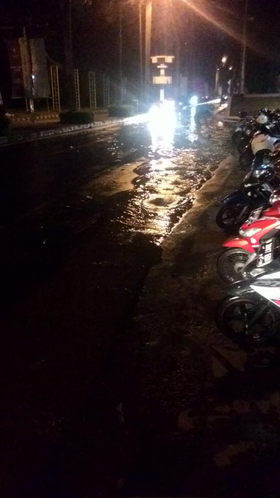 abdulhadad's tweet image. Air meluap dekat stasiun #uidepok