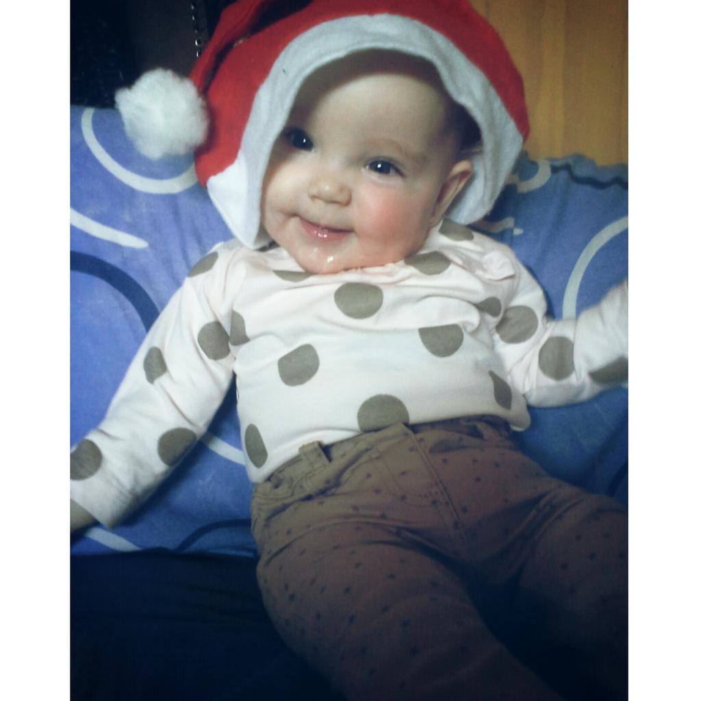 adrilopezdiaz's tweet photo. Con esta preciosidad os deseo feliz navidad 🙈🎅 http://t.co/MneepXnRm4
