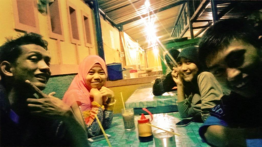 Almuarief_26's tweet photo. Fakir makanan hahaha 😆 @zakiyudin10 http://t.co/JUeI0gJE4I