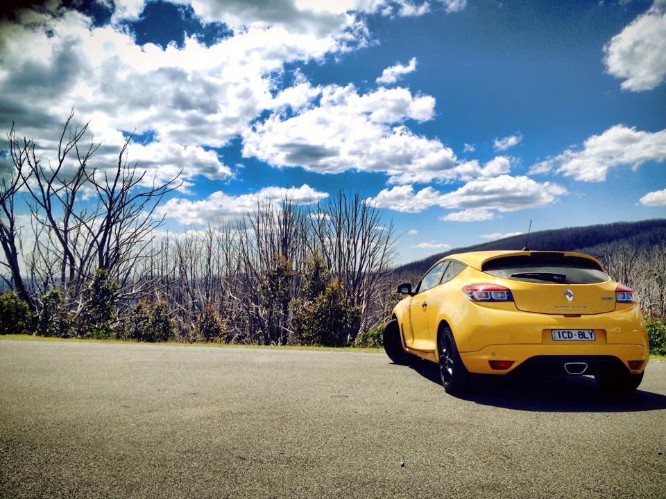 DavidZalstein's tweet photo. #MerryXmas from me and a very sticky-tyred @RenaultAU #Megane #RS265 http://t.co/H4dCCafRU4