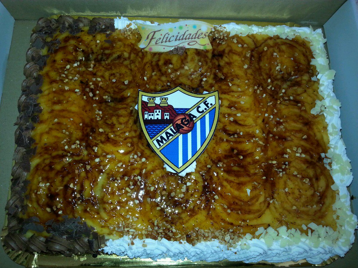 iss_57's tweet photo. Y esto es lo q pasa cuando se mezclan celebraciones. Muy navideño todo...xD #MalagaCF http://t.co/rVzWsAOTtj
