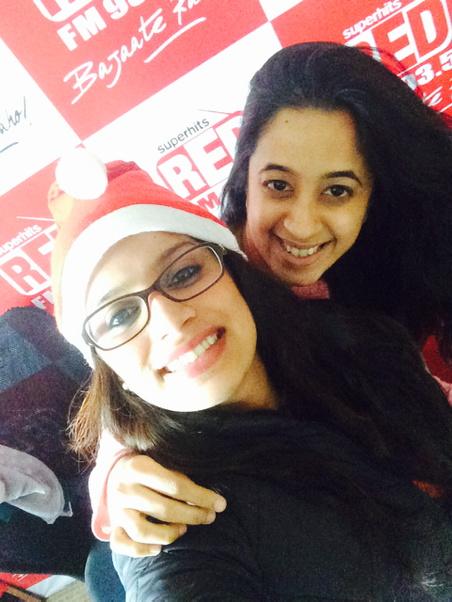 rjshru's tweet photo. Me and @rjsoniyaa wishes u Merry Christmas #RedFmStudio #MadhaliSuttiTime #SantaLook 😊 http://t.co/FNG5kOP8yO