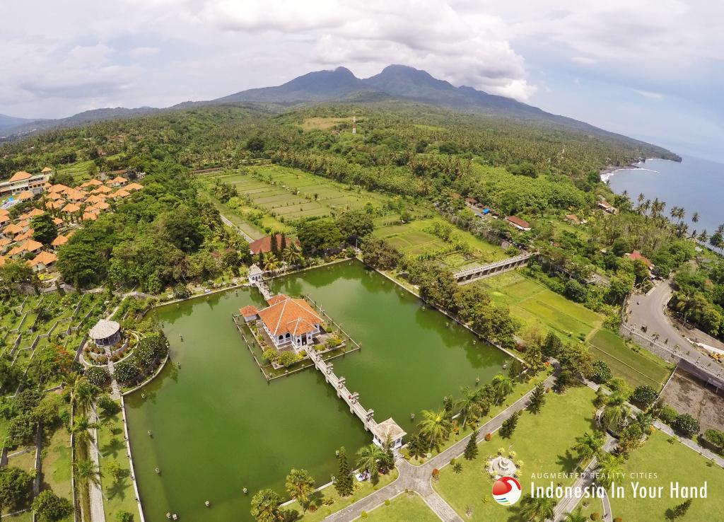 IndoInYourHand's tweet photo. Taman Soekasada Ujung, Karangasem, Bali. Dibangun oleh aja Karangasem pada tahun 1919 #BaliInYourHand https://t.co/pqRqM8uZ1y