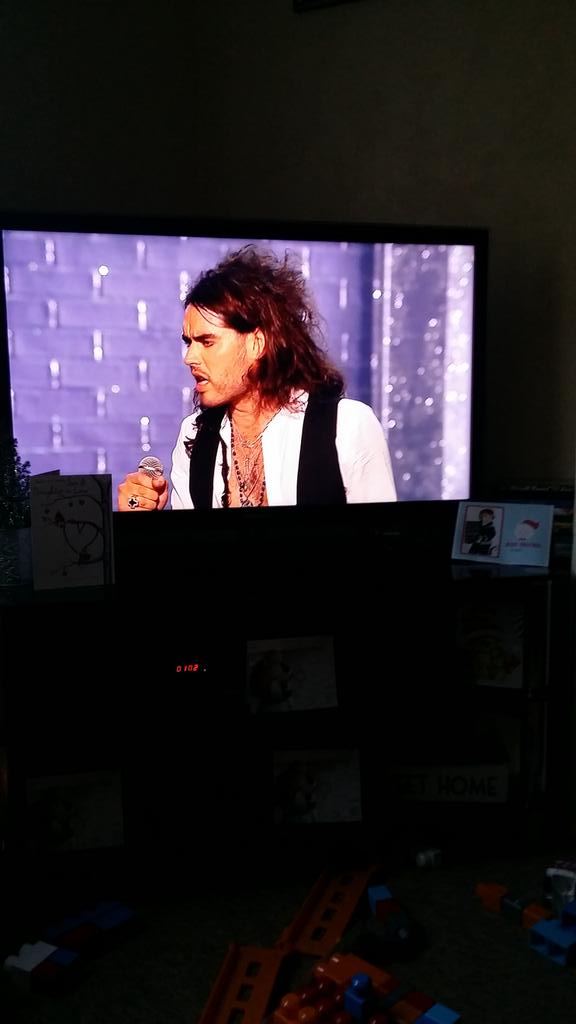 somo265's tweet photo. Christmas morning..#russellbrand. Standard. http://t.co/zU05mOsj6p